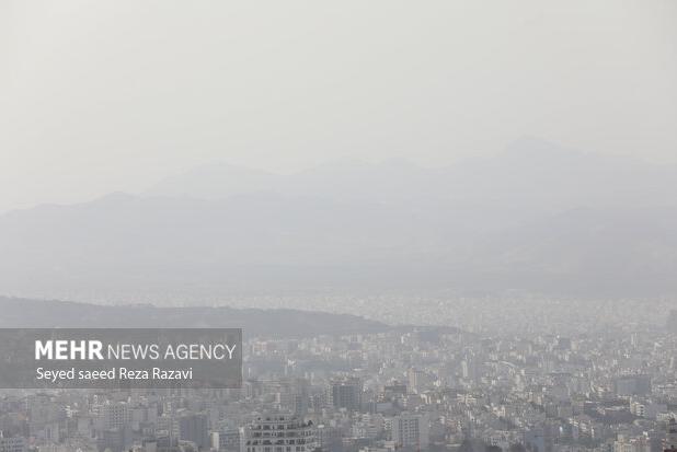 آسمانی غبارآلود و وزش باد در یزد تداوم دارد