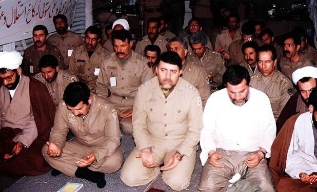 خنده رزمنده‌ها وسط دعای کمیل جبهه!