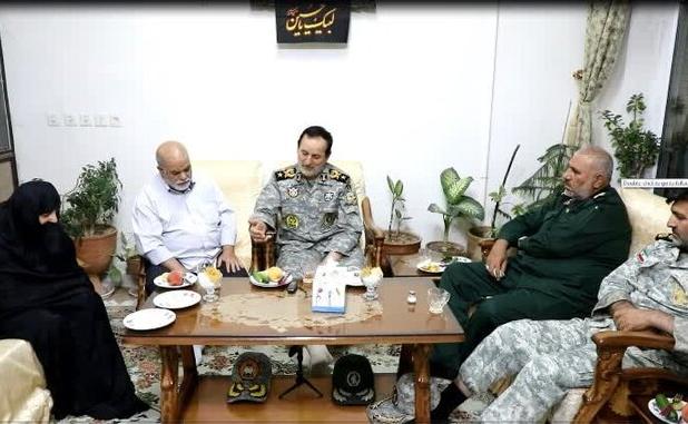 دیدار فرماندهان ارشد نظامی با خانواده شهید مدافع حرم در شهرکرد