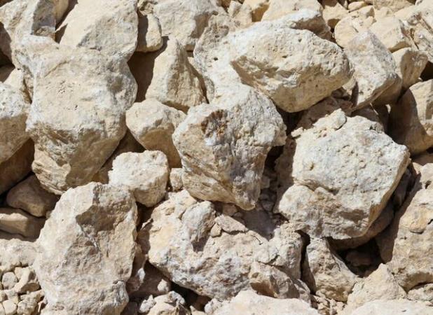 توقیف ۱۲۲ تن سنگ سلستین غیرمجاز از ۵ تریلی در دامغان