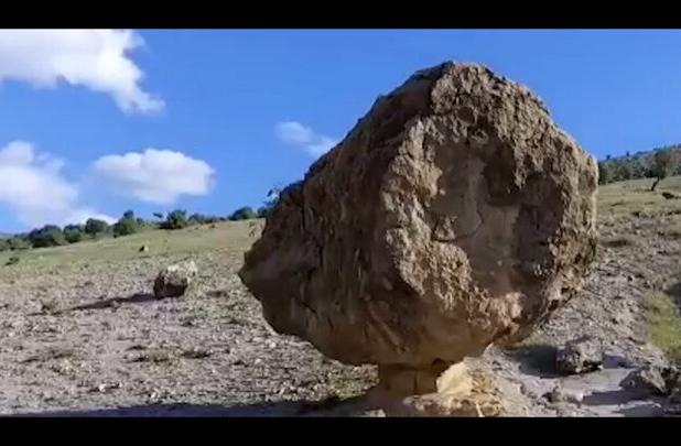 سنگی  که بیش از ۱۵۰ سال جاذبه را به سخره گرفته است!