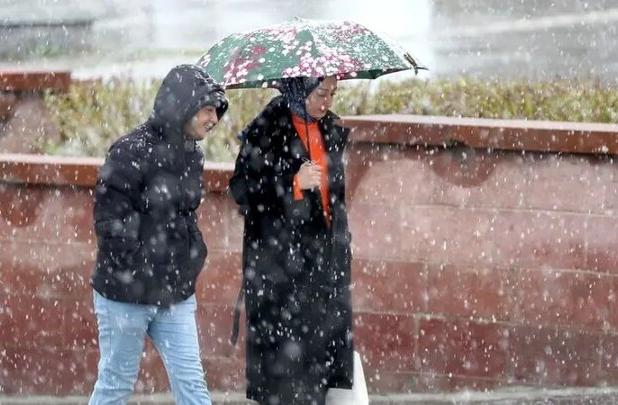 تصاویری از بارش سنگین برف بیخ گوش ایران!