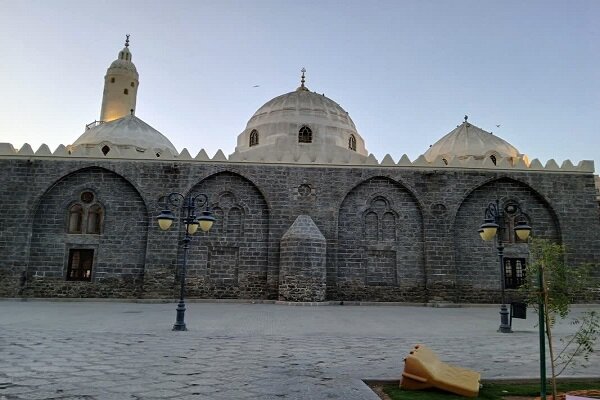 اقامه نماز باران توسط دانشجویان عمره گذار در مسجد غمامه