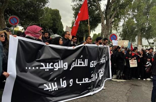 اعتراض صدها شهروند تونسی نسبت به اوضاع این کشور