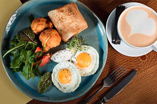 همراهِ تخم‌مرغ این دو نوشیدنی را ننوشید!