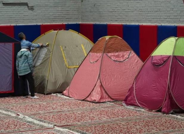 پذیرش شبانه ۵۰۰ نفر در مرکز اسکان اضطراری سالن چند منظوره وحدت مشهد