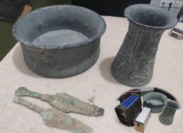 پلیس جیرفت ۴ عدد شی باستانی را کشف کرد