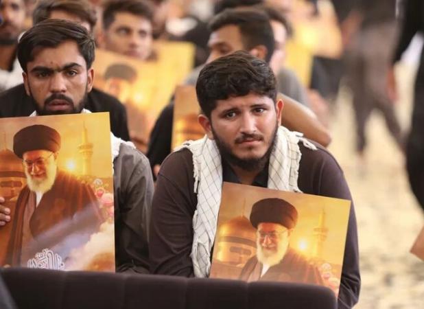 تجدید بیعت دانشجویان پاکستانی با رهبر انقلاب در مراسم یوم حسین(ع)+ عکس