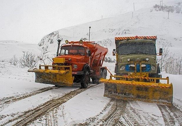 هشدار مدیرکل راهداری سمنان نسبت به لغزندگی جاده‌ها در پی بارش برف