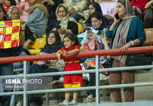 استقبال پرشور دختران خوزستانی از شهرآور فوتبال در اهواز