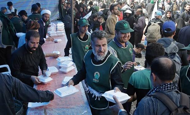 خدمت‌رسانی 5000 خادم امام رضا (ع) به زوار اربعین/ توزیع 5 میلیون پرس غذا+عکس و فیلم