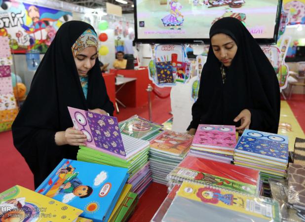 استقبال دانش‌آموزان از لوازم‌التحریر ایرانی و اسلامی