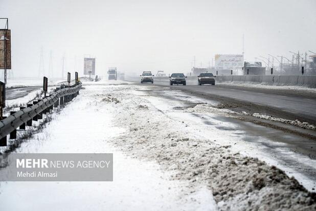 بارش برف در محورهای مواصلاتی استان زنجان