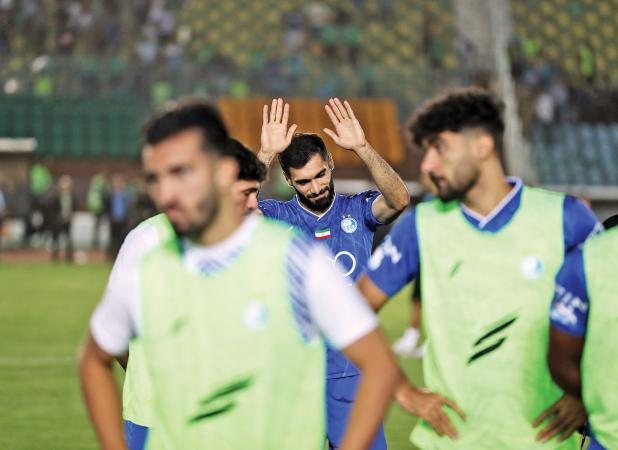 قهرمان توخالی تابستان، صدای آبی‌ها را در آورد