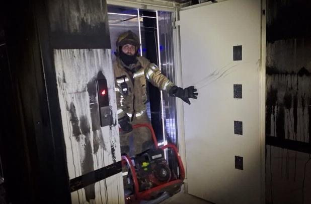 نجمی: حریق یک آپارتمان در مشهد با تلاش ۲۲ آتش‌نشان مهار شد