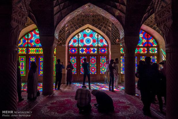مسجد نصیرالملک شیراز؛ زمزمه‌هایی عارفانه در نغمه‌ زیبای نور و رنگ