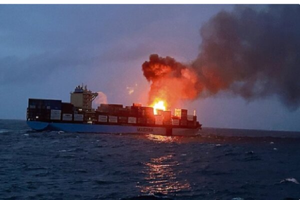 یک کشتی باری در سواحل هند دچار آتش‌سوزی شد