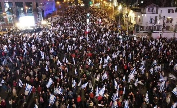 تجمع صهیونیست‌ها مقابل خانه هرتزوگ؛ «نتانیاهو فاسد است»