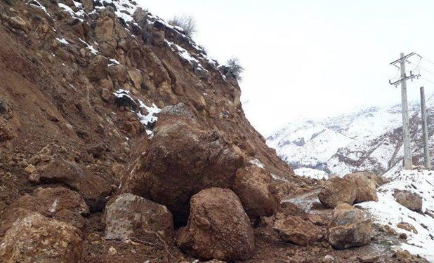 رانش زمین بخشی از جاده سردشت-میرآباد را تخریب کرد