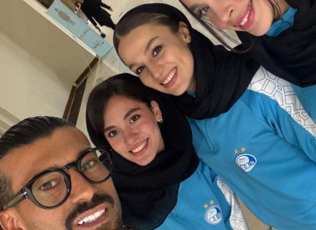 سلفی خاص رامین با دختران هندبالیست در یک مراسم