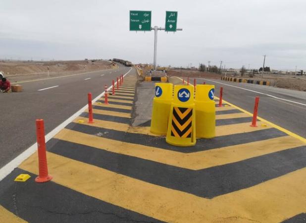 نصب تجهیزات جاده‌ای در محورهای مواصلاتی سیستان و بلوچستان