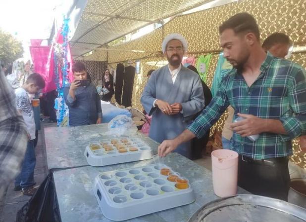 شور و حال امت احمد در سنندج؛پذیرایی از هزاران نفر  با شربت و لقمه نذری