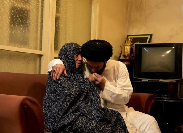 پاسداشت مقام مادر؛ دست‌بوسی مادر توسط آیت‌الله عاملی