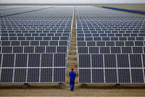 فاز نخست نیروگاه خورشیدی ۲۸۰ کیلوواتی قم به بهره‌برداری رسید
