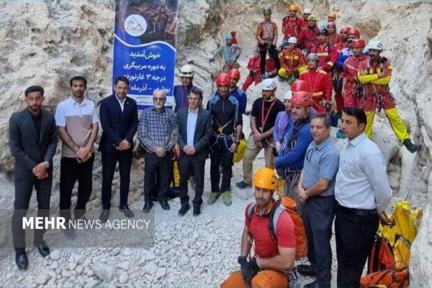 دوره عملی مربی‌گری غارنوردی در دشتستان برگزار شد