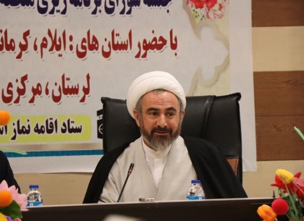 اقامه نماز گامی مؤثر در کاهش ناهنجاری‌های اجتماعی است