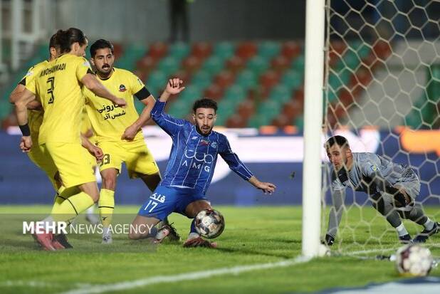 بازیکن سابق بارسلونا با استقلال ۴۰۰ تایی شد