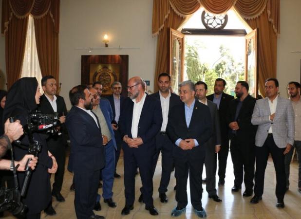 رئیس بنیاد مستضعفان از موزه هنر ایران دیدن کرد
