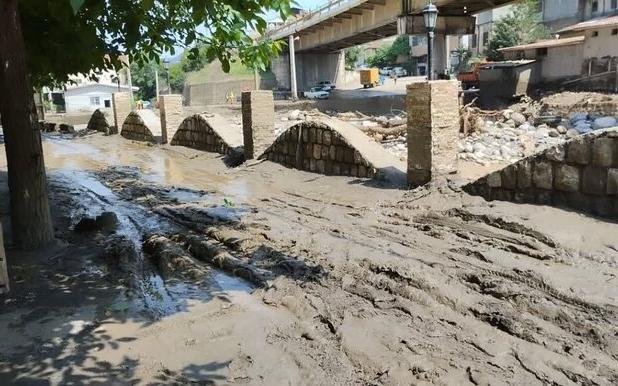 سیل‌زدگان کجوری لنگ گریدر و لودر/ روستاییان در حصار سیلاب