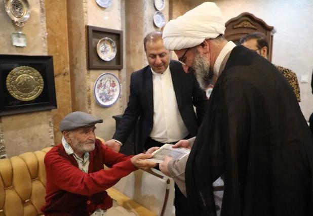 تجلیل نماینده ولی‌فقیه در استان از پژوهشگر و پیشکسوت فرهنگ و زبان سمنانی