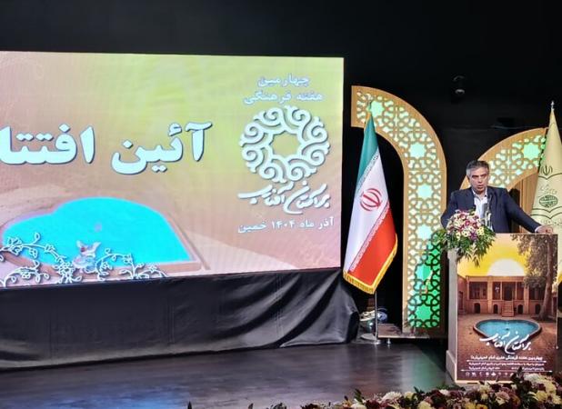 استاندار : ۲۵۰ هزار نفر سالانه از بیت امام در خمین بازدید می کنند