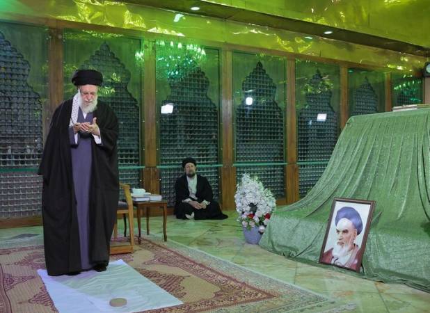 حضور رهبر انقلاب در حرم امام (ره) در آستانه دهه فجر