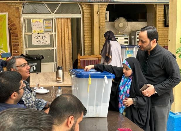 علی بهادری رای خود را به صندوق انداخت