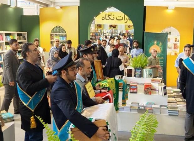 استقبال مردم از پرچم امام رضا (ع) در نمایشگاه کتاب