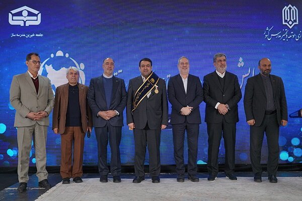 اهدای نشان افتخار و حمایل به مدیرعامل بانک ملی