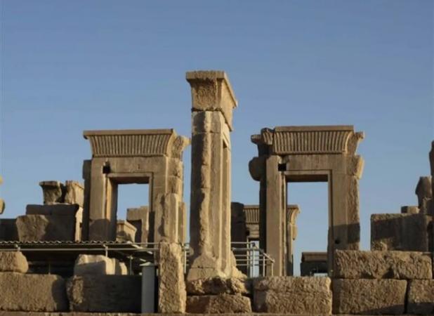 شرایط بحرانی کاخ هدیش تخت جمشید/ گلسنگ کمترین آسیب را به آثار باستانی می‌رسانند