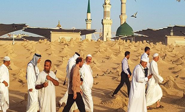 روضه‌خوانی حجاج ایرانی پشت نرده‌های بقیع +فیلم