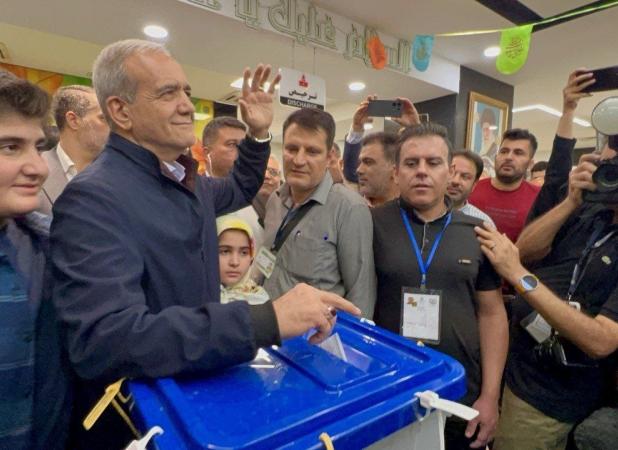 مسعود پزشکیان رای خود را به صندوق انداخت