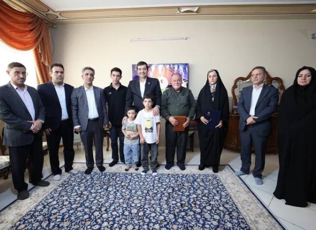 وزیر ورزش و جوانان با خانواده شهید رضا نجفی در زنجان دیدار کرد