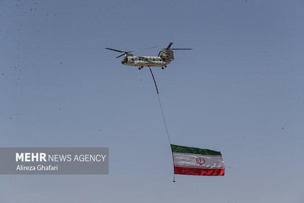 اهتزاز پرچم ایران درآسمان اصفهان درآئین الحاق۱۰فروندبالگرد به هوانیروز