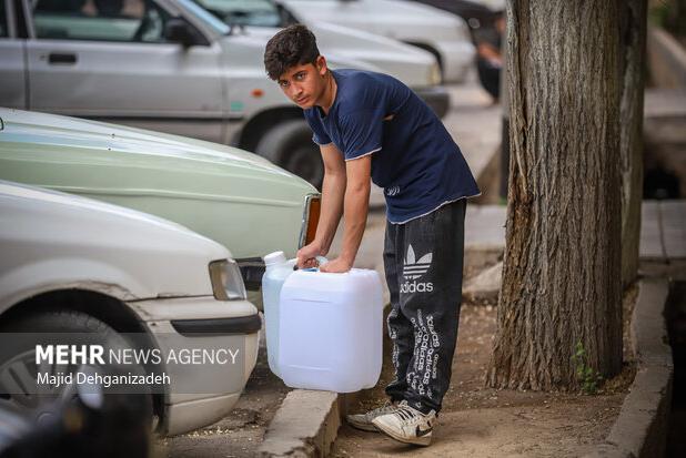 قطعی آب برخی مناطق ورامین بیش از ۲۴ساعت گزارش شده است؛آبرسانی با تانکر