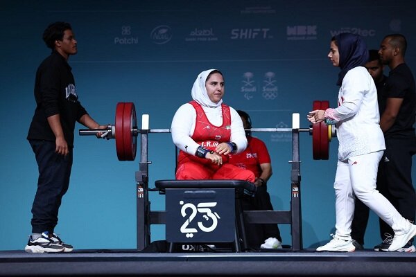 زهرا آقایی در پاراوزنه برداری پنجم شد