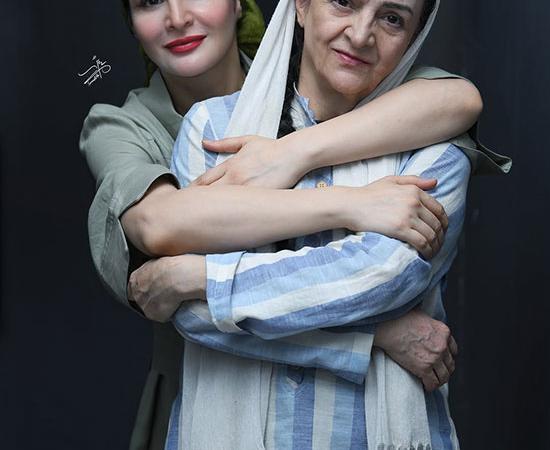 تصاویر آتلیه‌ای از گلاب آدینه و نورا هاشمی در سالن تئاتر