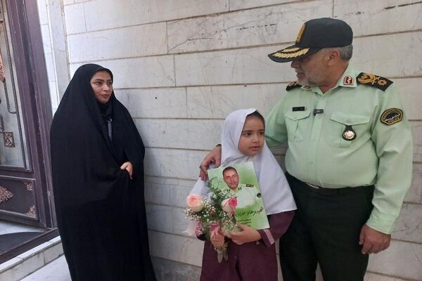 رئیس پلیس آگاهی فراجا دختر شهید حدادیان‌پور را تا مدرسه همراهی کرد