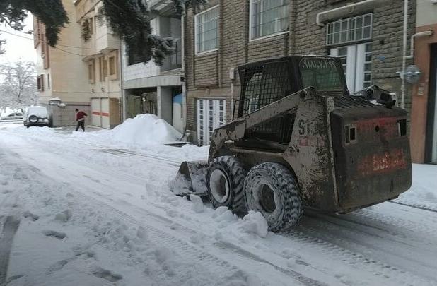 عملیات برف‌روبی سطح شهر همدان  با استقرار ۱۹۰ دستگاه ماشین‌آلات و مشارکت ۷۰۰ نیرو