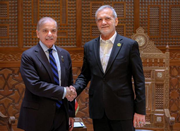 پزشکیان از نخست‌وزیر پاکستان استقبال کرد